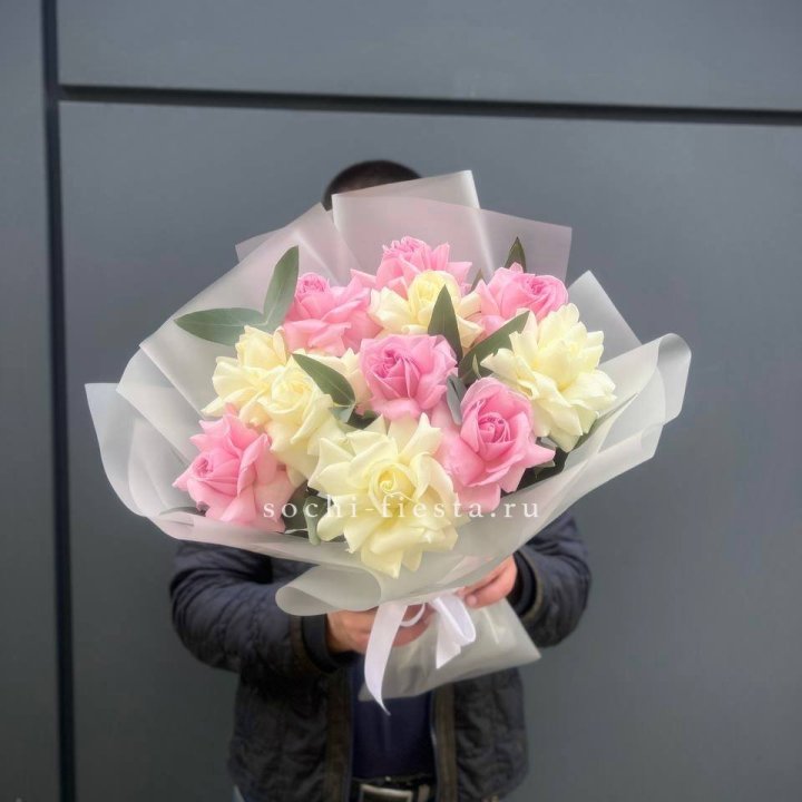 11 бело-розовых роз в Иркутске