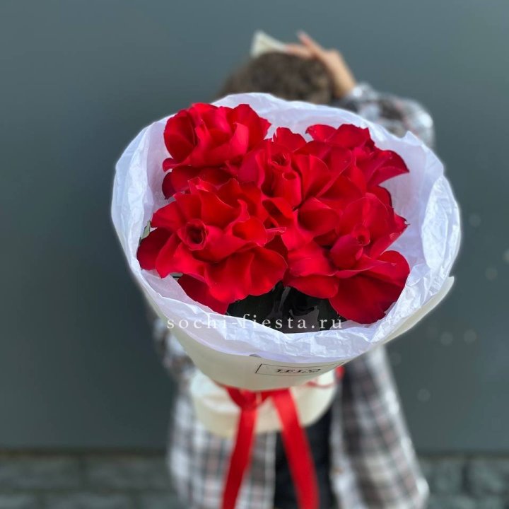 5 французских красных роз в Иркутске