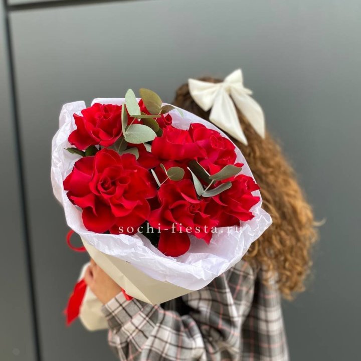 7 красных французских роз в Иркутске