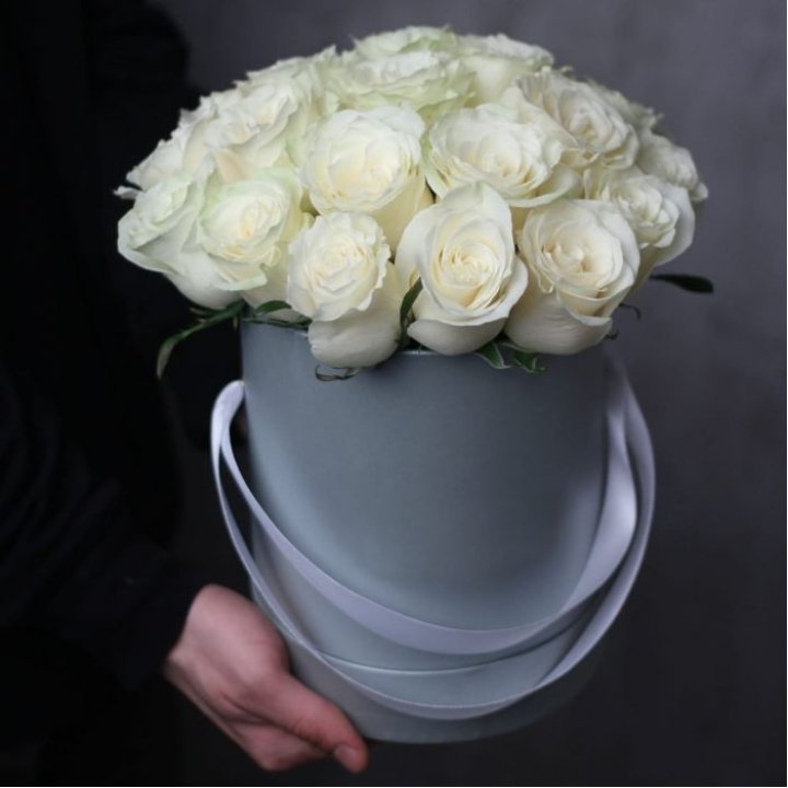 15 белых роз в цилиндре в Иркутске