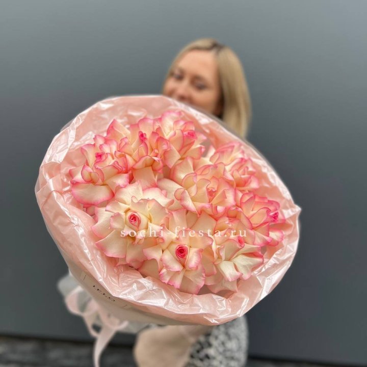 9 французских роз Джумилия в нежном оформлении в Иркутске