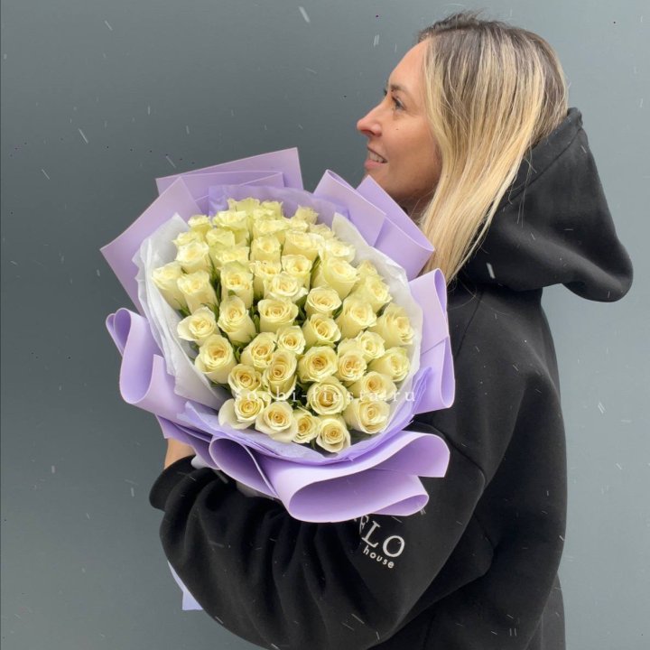 51 белая кенийская роза в оформлении в Иркутске