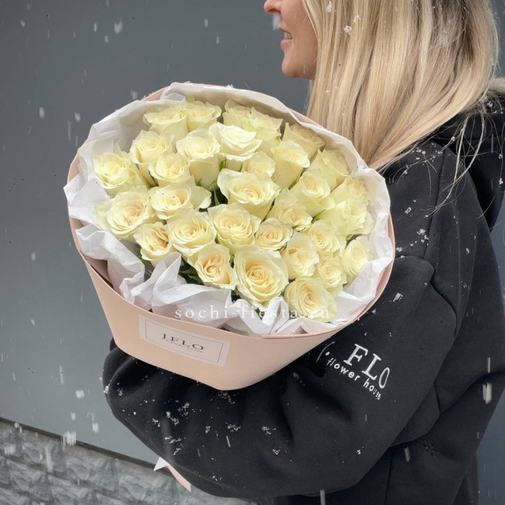 31 белая роза в оформлении в Иркутске