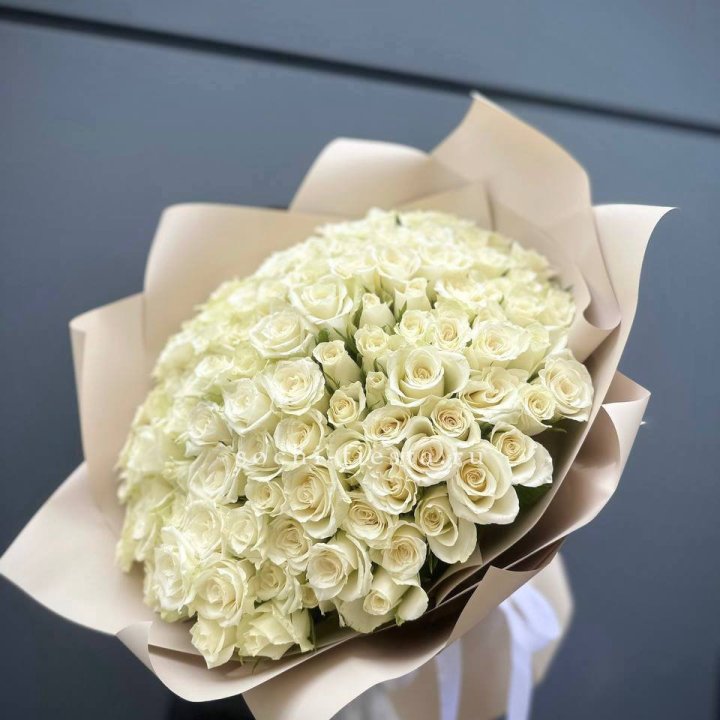 101 белая роза Атена в Иркутске