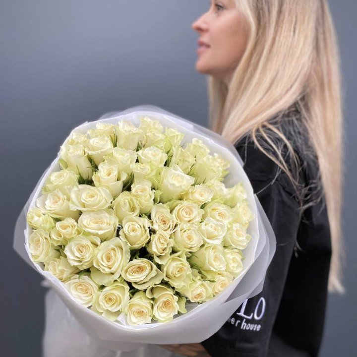 Воздушный букет из 51 белой кенийской розы в Иркутске