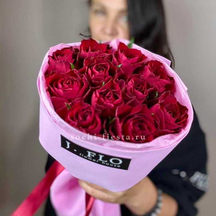 11 красных роз мадам ред в Иркутске