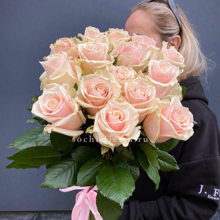 15  кремовых высоких роз в Иркутске