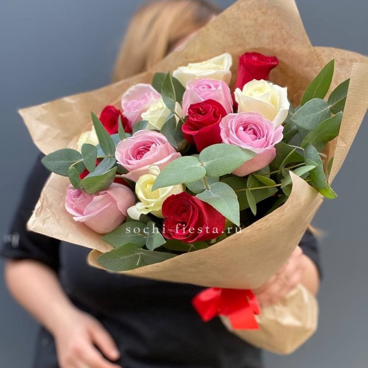 Букет из 15 роз с эвкалиптом в Иркутске