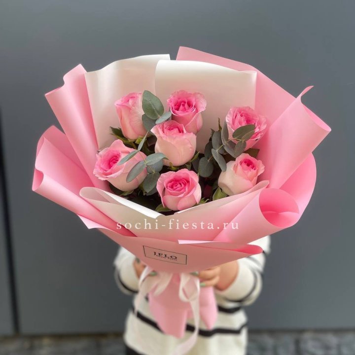 7 роз с эвкалиптом в Иркутске