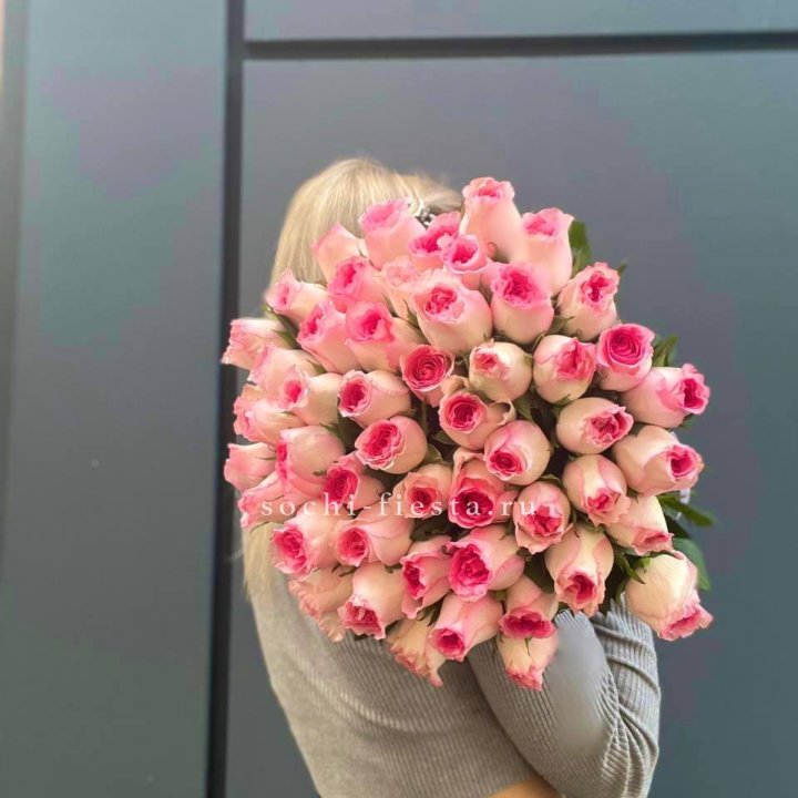 51 розовая роза в Иркутске