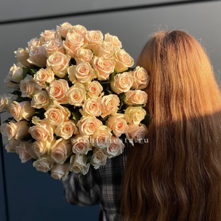 Охапка кремовых роз в Иркутске