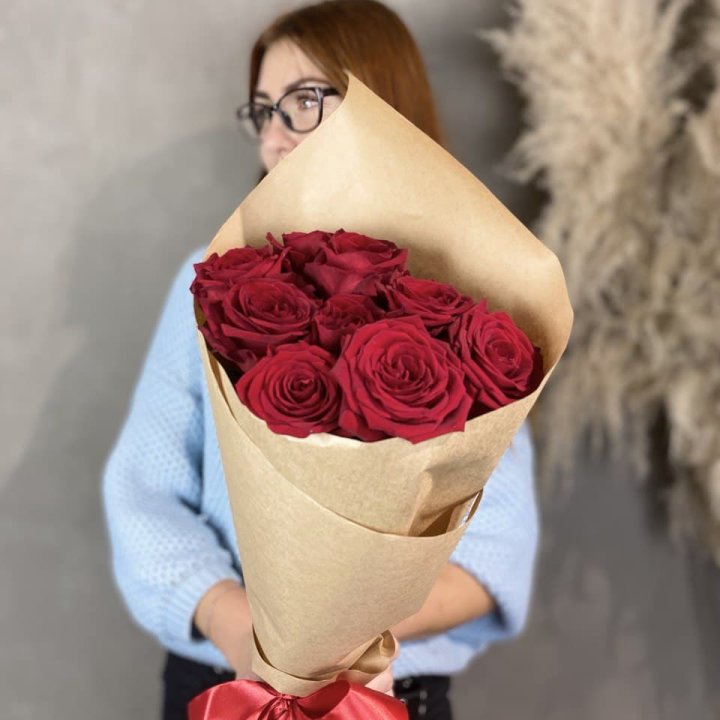 9 красных роз в крафте в Иркутске
