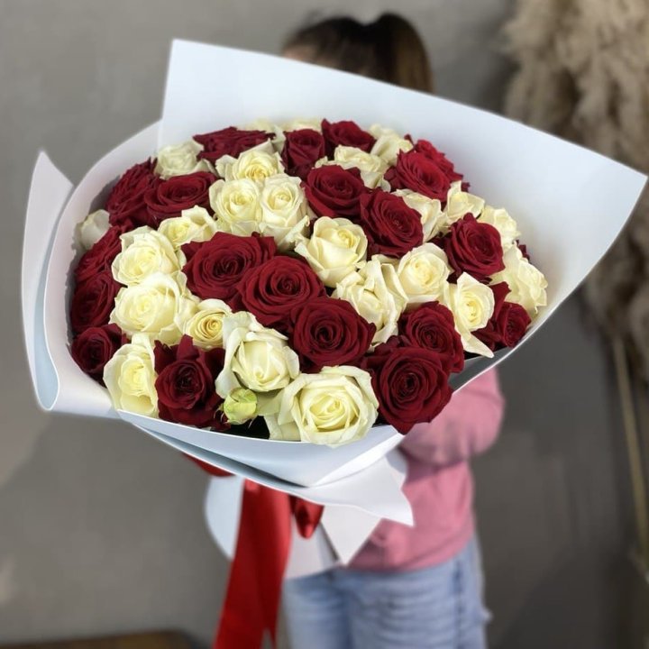 51 красная и белая роза в Иркутске