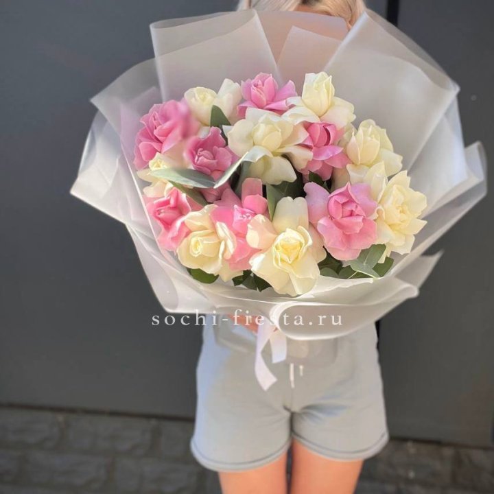 15 бело-розовых роз в Иркутске