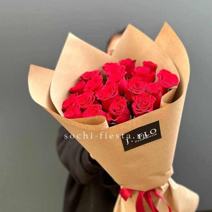 19 красных роз в крафте в Иркутске