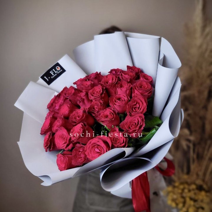 Красные розы 33 шт в Иркутске