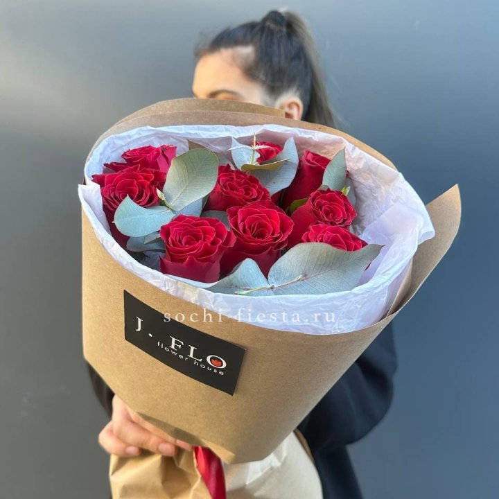 9 роз с эвкалиптом в Иркутске