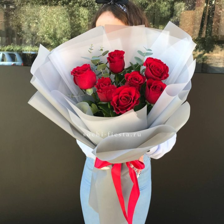 7 красных роз с эвкалиптом  в Иркутске