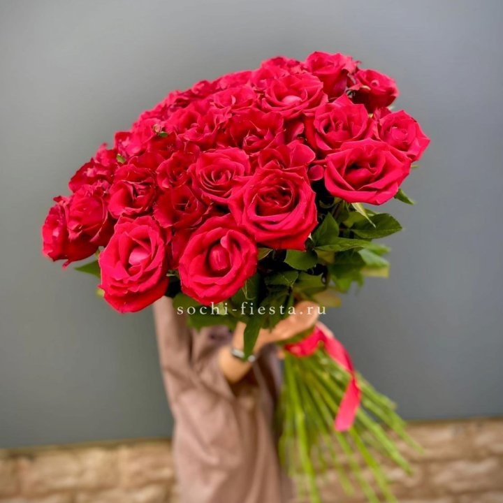 51 высокая красная роза в Иркутске