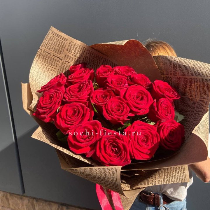 19 красных роз Леди Крафт в Иркутске