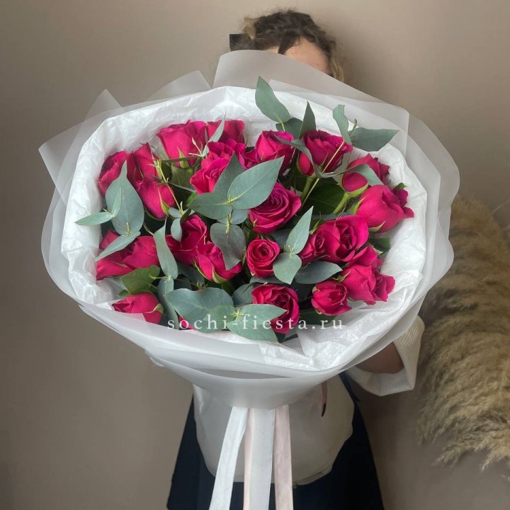 25 малиновых роз с эвкалиптом в Иркутске