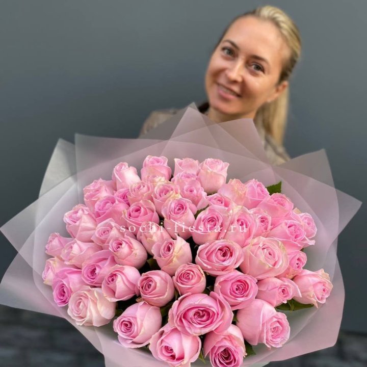 51 розовая роза в Иркутске