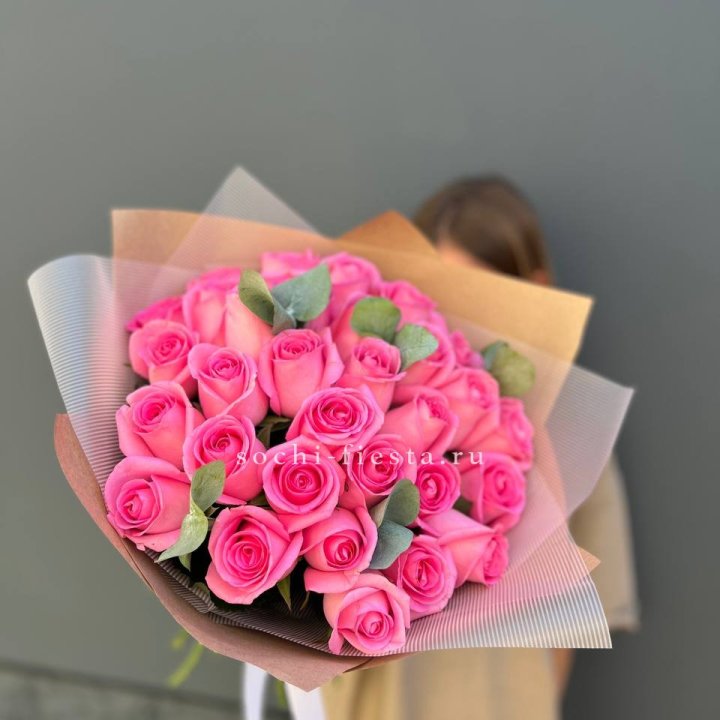 31 розовая роза с эвкалиптом в Иркутске