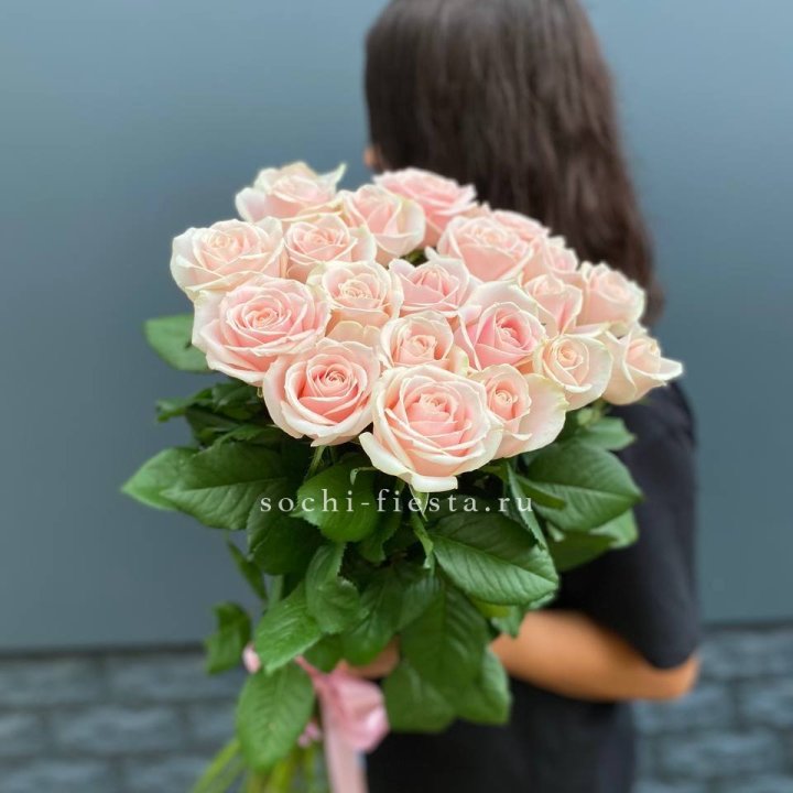 Высокие розовые розы в Иркутске