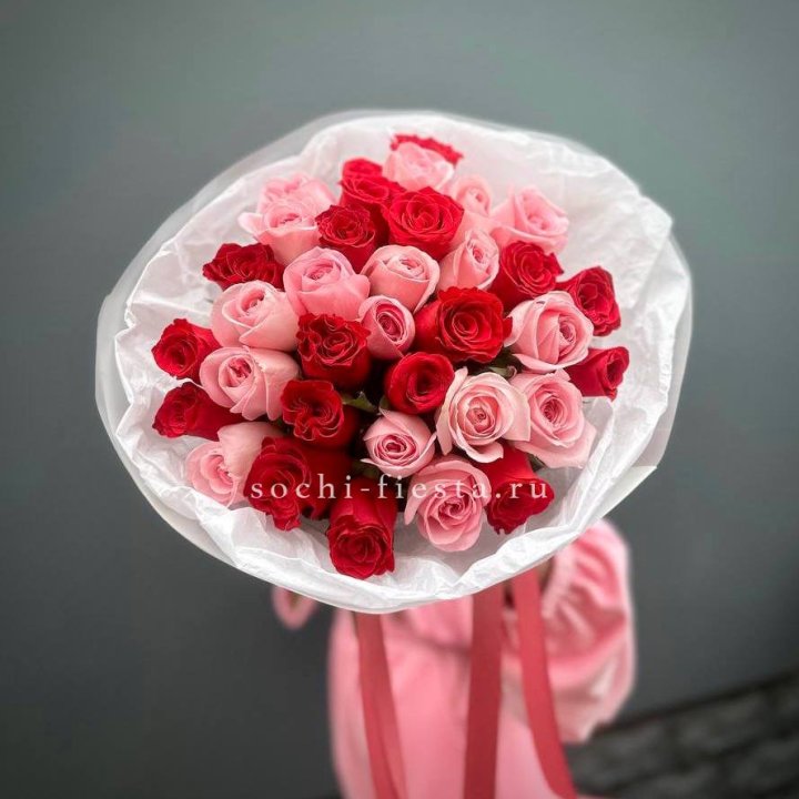 Букет красных и розовых 35 роз в Иркутске