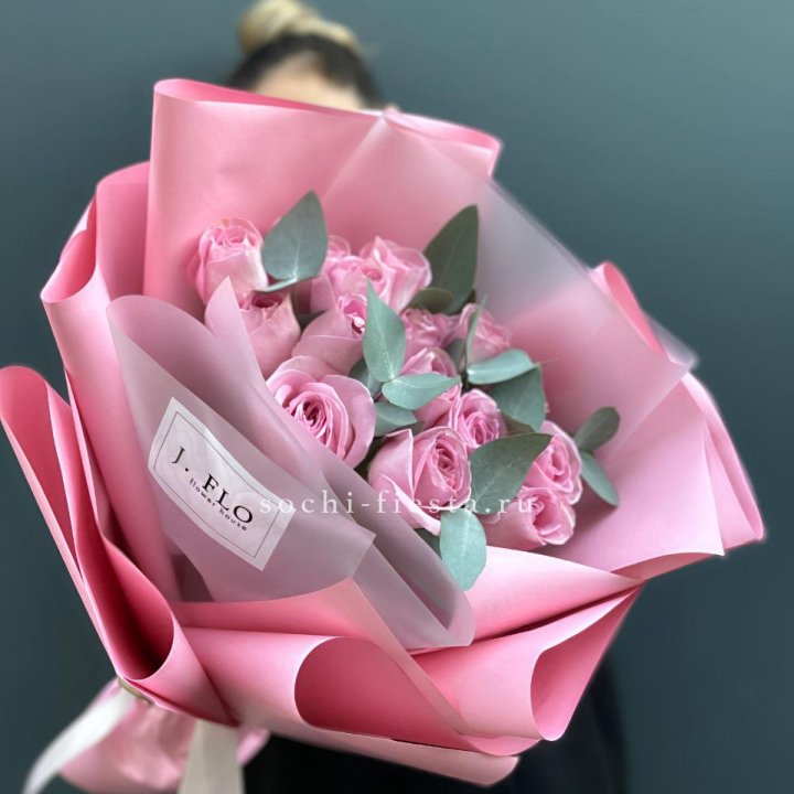 15 Розовых роз с эвкалиптом в Иркутске