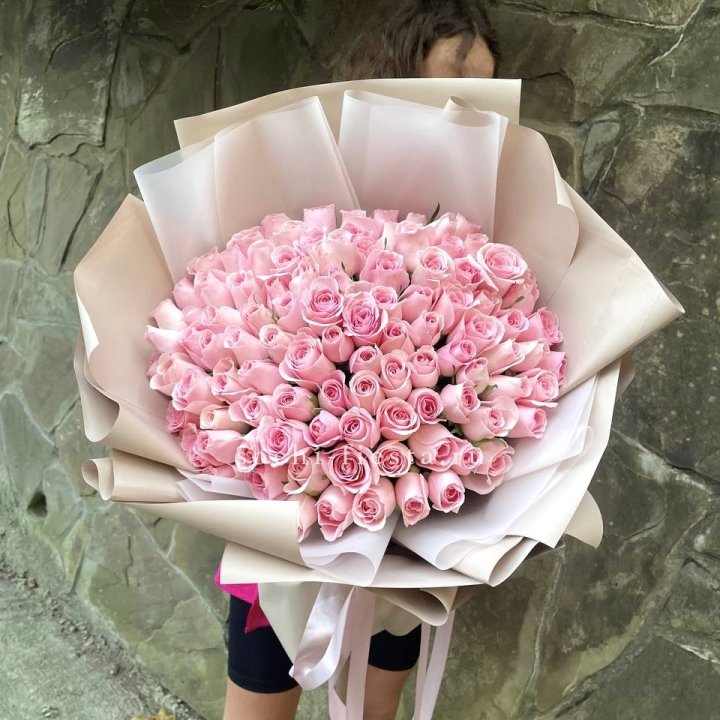 101 нежно-розовая роза Каролина  в Иркутске