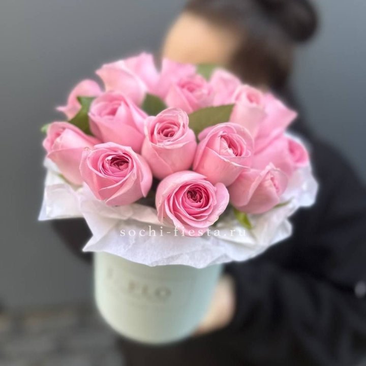 17 розовых роз в цилиндре в Иркутске