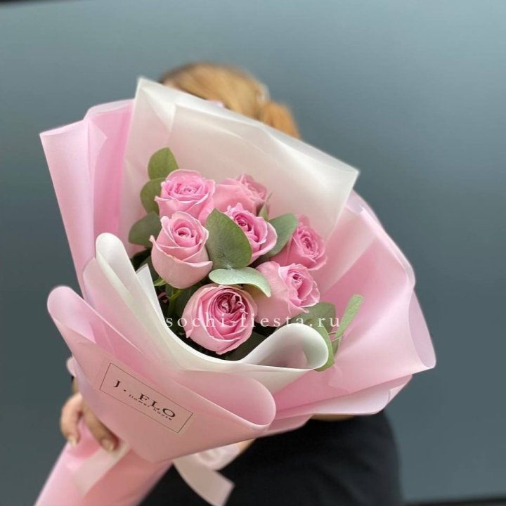 7 розовых роз с эвкалиптом в Иркутске