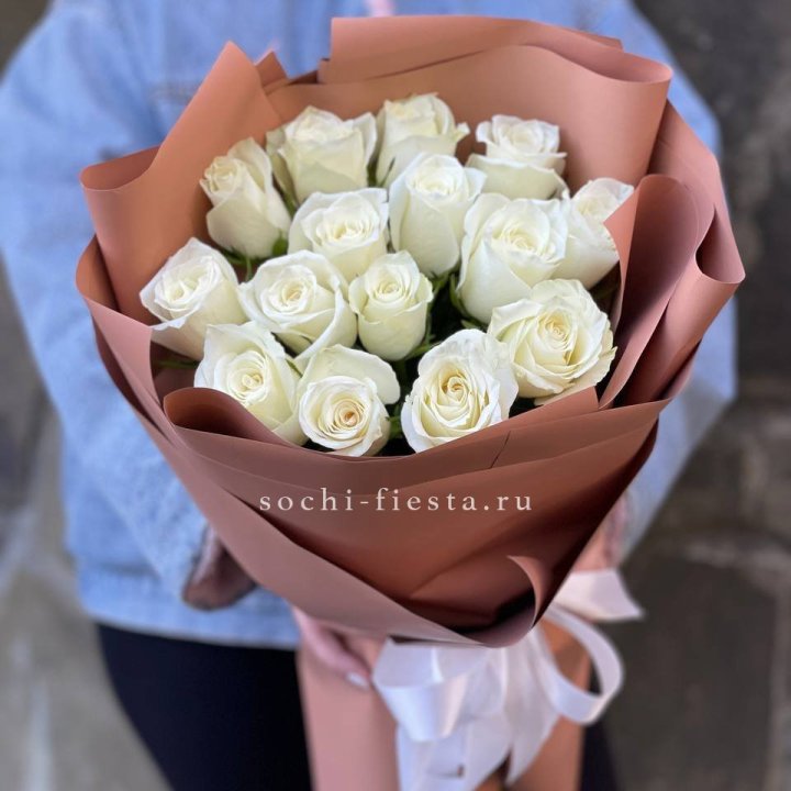 15 белых роз сиена в Иркутске