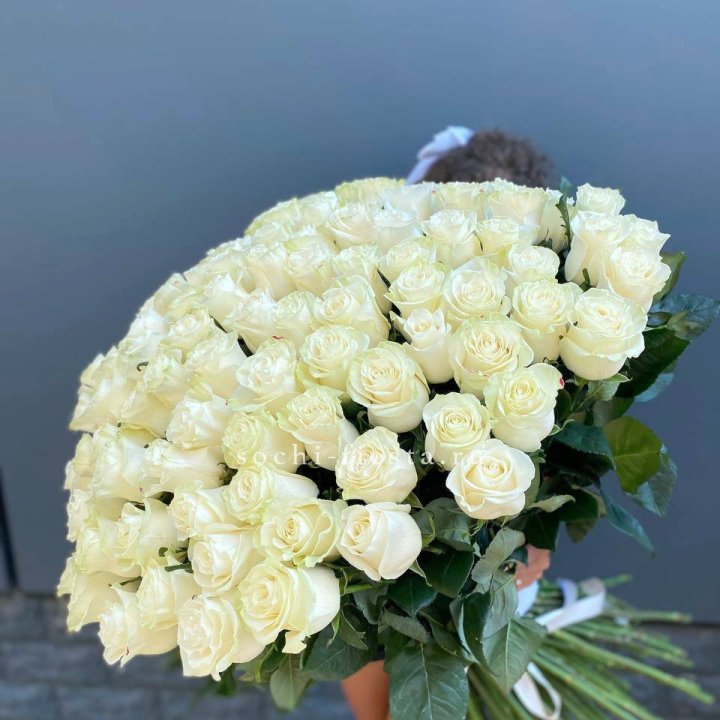 101 белая высокая роза в Иркутске