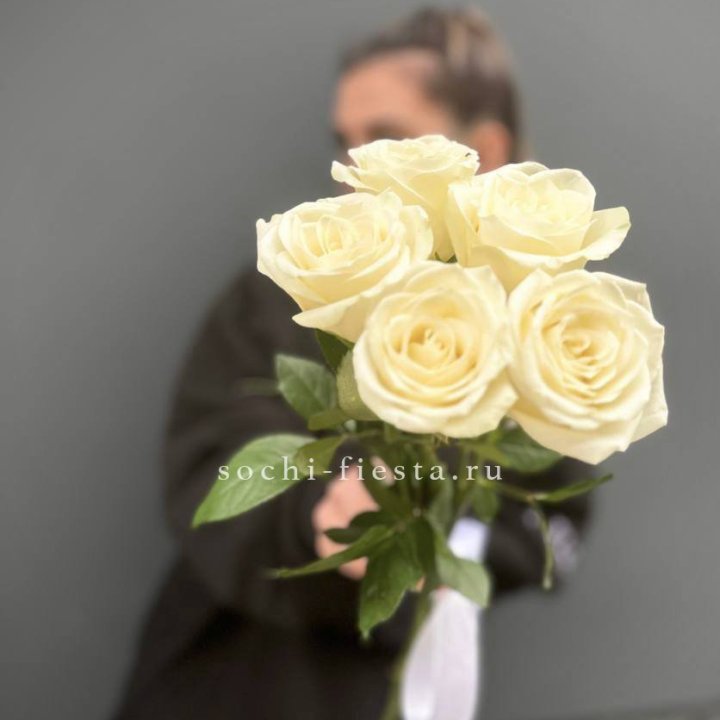 Букет 5 белых роз  в Иркутске