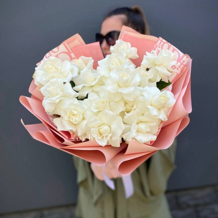 Белые розы "Аморе" в Иркутске