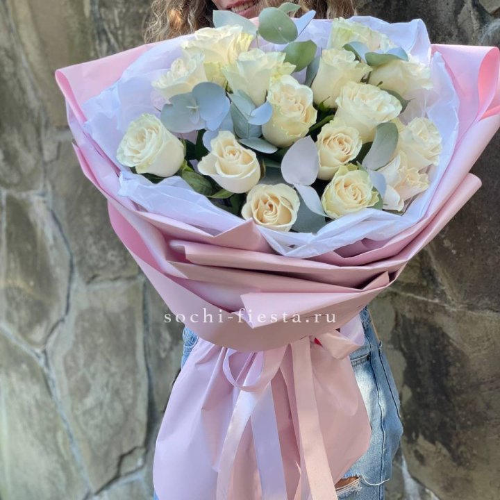 Белые розы в авторском оформлении в Иркутске