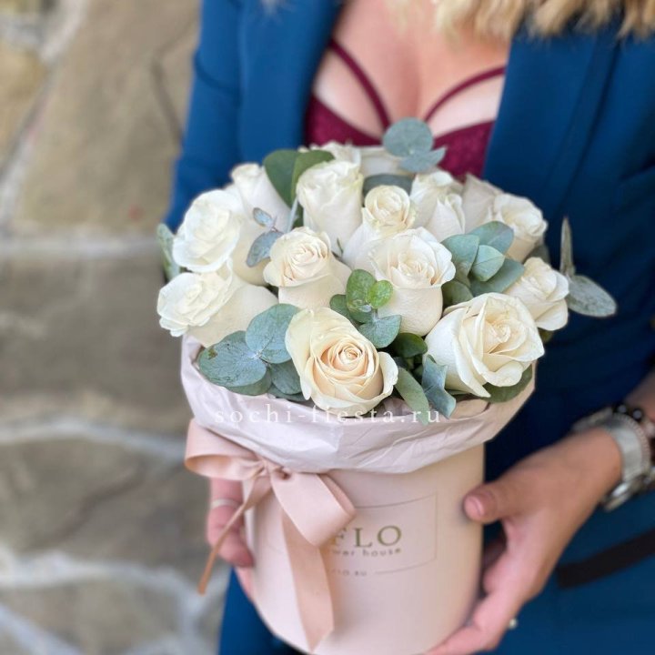 Цилиндр из белых роз в Иркутске