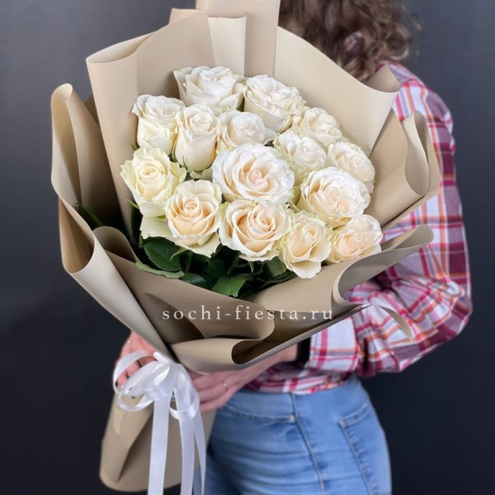 15 белых роз кофе в Иркутске