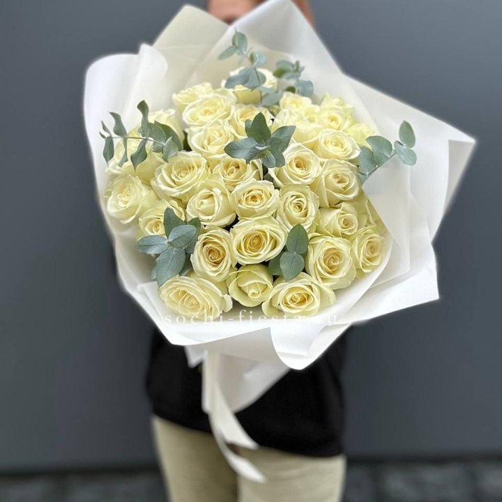 31 белая роза с эвкалиптом в Иркутске