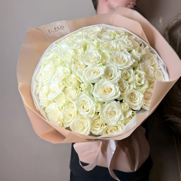 51 белая  роза в оформлении в Иркутске