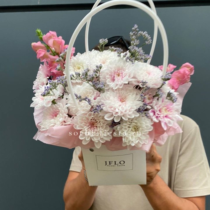 Сумочка из стойких цветов  в Иркутске