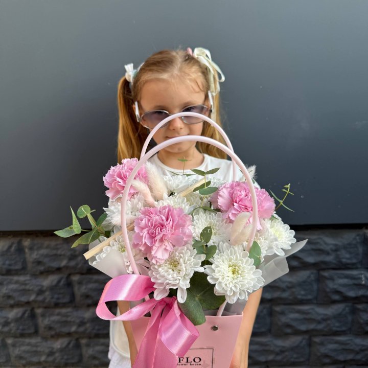 Сумочка из стойких хризантем и диантуса в Иркутске