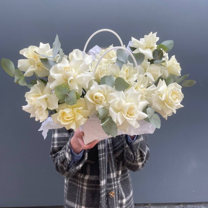 15 белых роз в сумочке в Иркутске