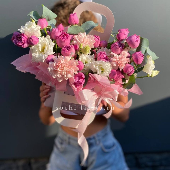 Сумочка с кустовой розой и диантусами в Иркутске