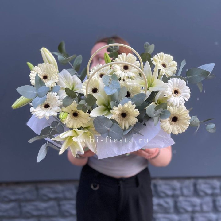 Сумочка лилии и герберы в Иркутске