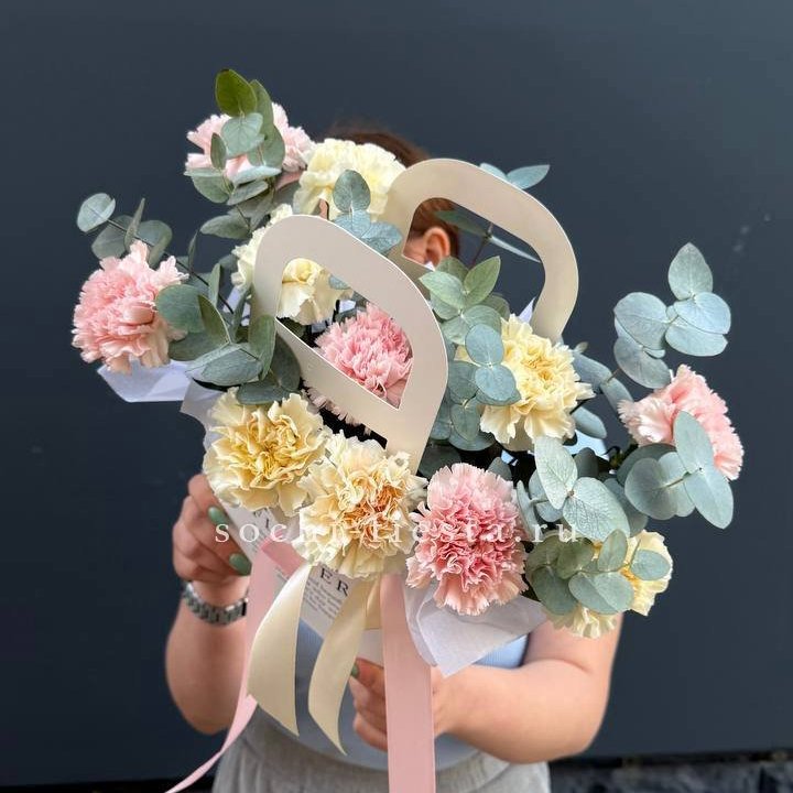 Сумочка из диантусов в Иркутске