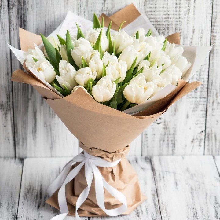 25 белых тюльпанов в Иркутске