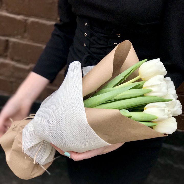 Букет белых тюльпанов в Иркутске